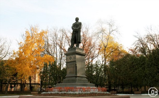 Возложение цветов к памятнику В.В. Вересаева 