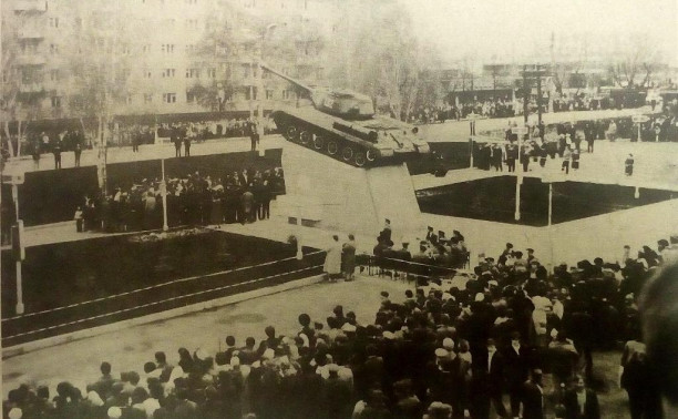 9 мая: в Щекине установили на пьедестал танк