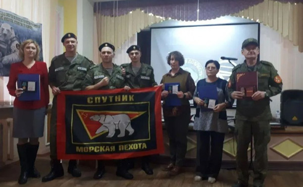 Педагогическому составу Первомайской кадетской школы вручили общественные награды