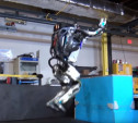 Робот Atlas учится паркуру