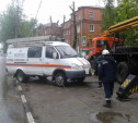 На улице Кирова дерево упало на тротуар.