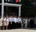 «Вы наши самые яркие звездочки»: в ЦО №25 выпускники под дождь простились со школой