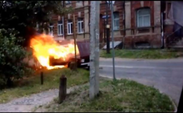 На перекрёстке Гоголевская/Пирогова сгорел автомобиль