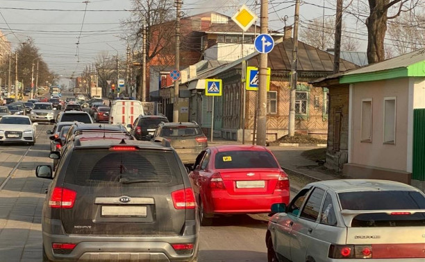 Зачем запретили поворот налево на улицу Осташева?