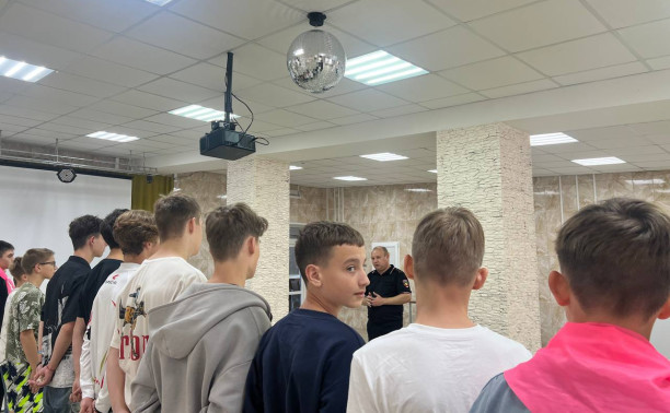 Тульские транспортные полицейские провели «Зарядку со стражем порядка» в детском лагере