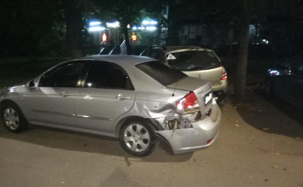 Водитель Mazda 6 врезался в припаркованный автомобиль и скрылся с места ДТП