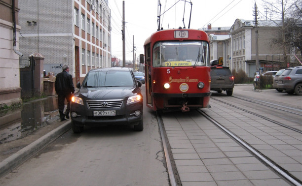Автоледи перекрыла движение трамваев в Туле