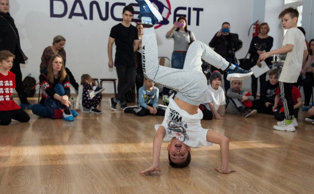 Соревнования по брейк-дансу собрали на своей площадке 40 талантливых танцоров области