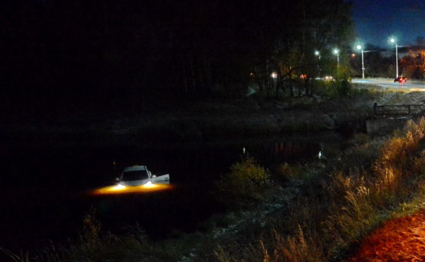 Автомашина съехала в реку Олень г.Киреевск