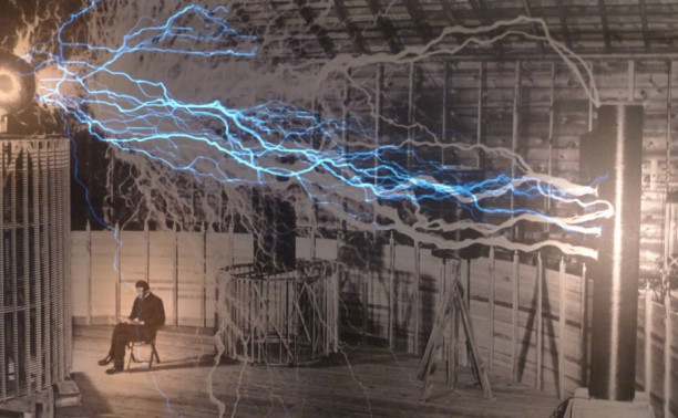 1 февраля: электрические опыты в 500 000 вольт на сцене в Туле
