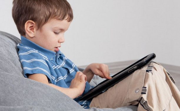 Британские учёные выяснили, чем опасны планшеты и смартфоны для маленьких детей