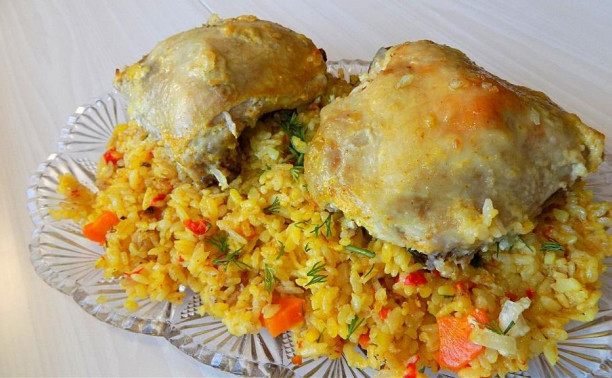 Курица с рисом и овощами приготовленная в духовке