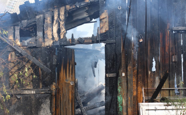 В Плавске на улице Мира сгорели два сарая