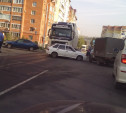 У ТЦ "Пролетарский" фура Volvo врезалась в ВАЗ-2114