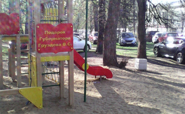 Чемпионат по танцам - парковка прямо на детской площадке!