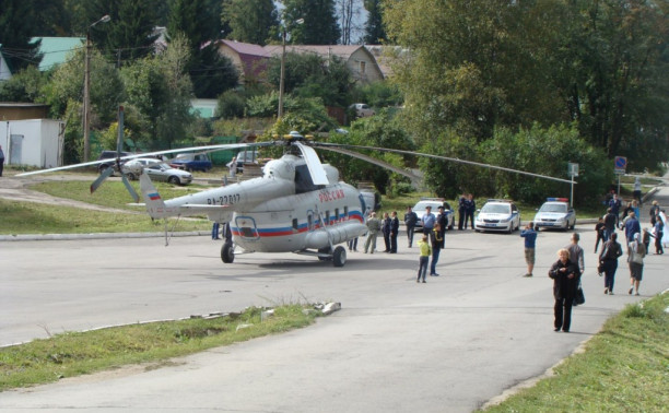 Возле Ясной Поляны приземлился вертолёт МИ-8