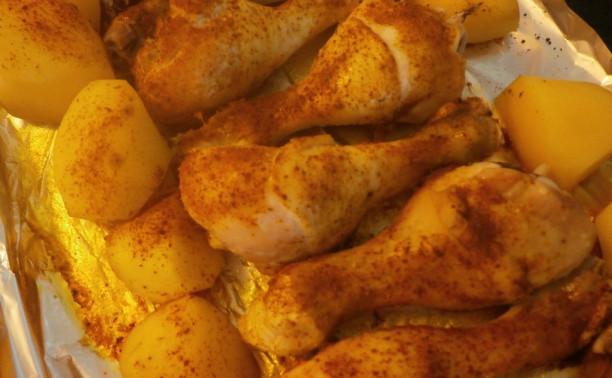 Голень с картофелем, запеченные в духовке