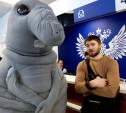 Человек в костюме Ждуна пришел в отделение «Почты России»