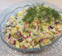 Салат из крабовых палочек с огурцом, сыром и яйцами