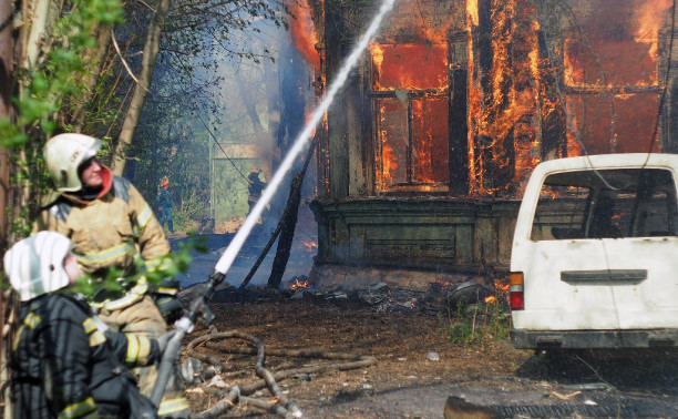 В Туле горит заброшенное здание Ж/Д больницы
