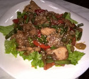 Теплый салат с курицей и овощами по азиатски