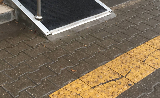 Важный контроль: как в Туле красят тактильные указатели для инвалидов