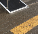 Важный контроль: как в Туле красят тактильные указатели для инвалидов