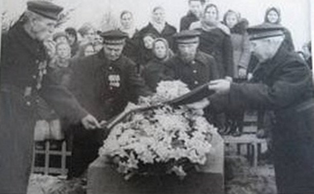 18 ноября: матросы крейсера «Варяг» приехали на могилу командира Всеволода Руднева