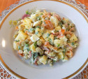 Картофельный салат с маринованными грибами и яйцами