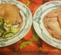 Курица на солевой подушке и салат с авокадо, яйцами и огурцами