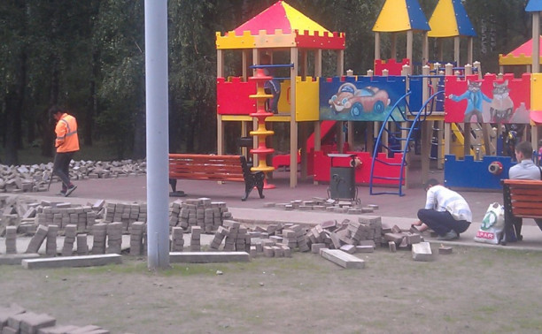В парке Белоусова снимают новую плитку
