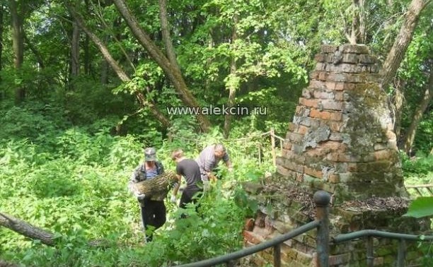 Благоустройство захоронения в д. Горушки идет полным ходом