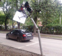 Лихач на «Шкоде» подрубил светофор на ул. Толстого