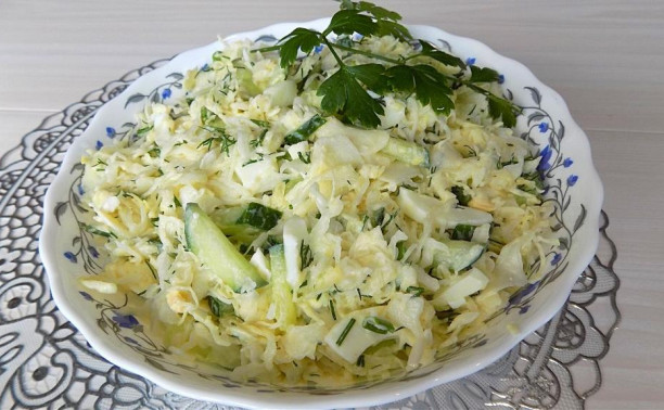 Салат из свежей капусты с огурцом и яйцами