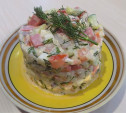 Рисовый салат с жареной колбасой