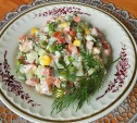 Салат из мексиканской смеси овощей с колбасой и картофелем
