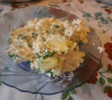 Салат с курицей, сыром и ананасами