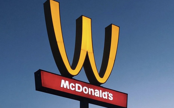 Компания McDonald's в честь женщин на один день изменила свой логотип