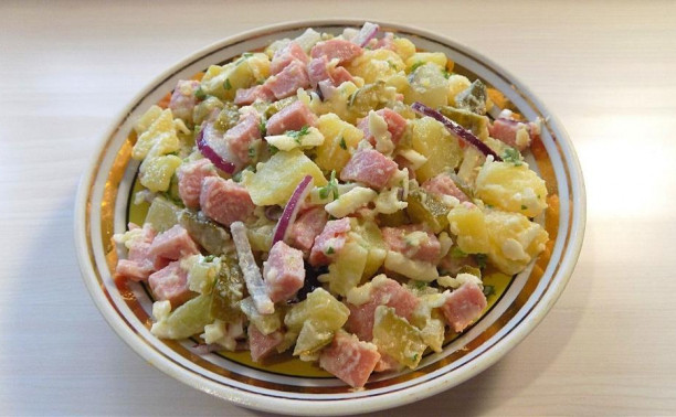 Картофельный салат с солеными огурцами и сосисками
