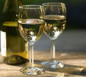 Ученые выяснили, чем опасно белое вино для женщин