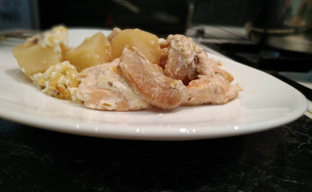 Картошка с курицей  и грибами в сливочном соусе