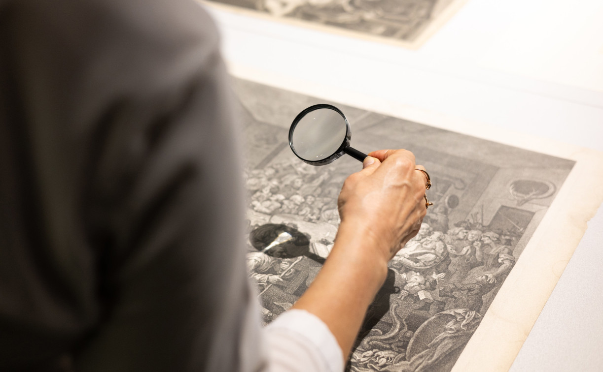 Пьянство как часть искусства: в Туле открылась выставка графики «На столе и под столом» (18+)