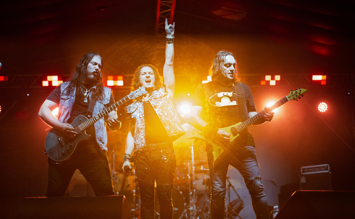 «Эпидемия», огненное шоу и много сочной музыки: под Тулой прошел рок-фестиваль «Рассвет» 