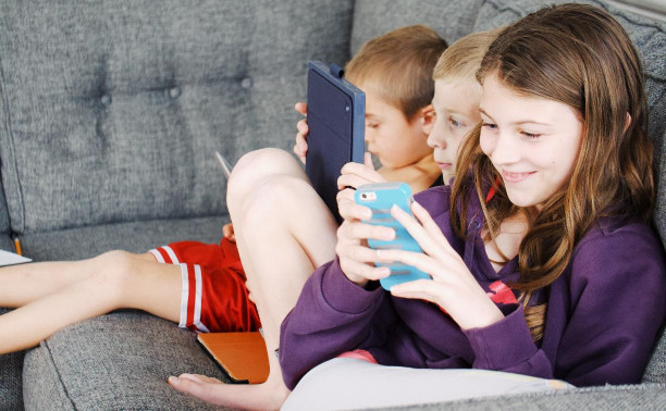 Цифровая зависимость у детей: почитать Толстого или посидеть в телефоне?