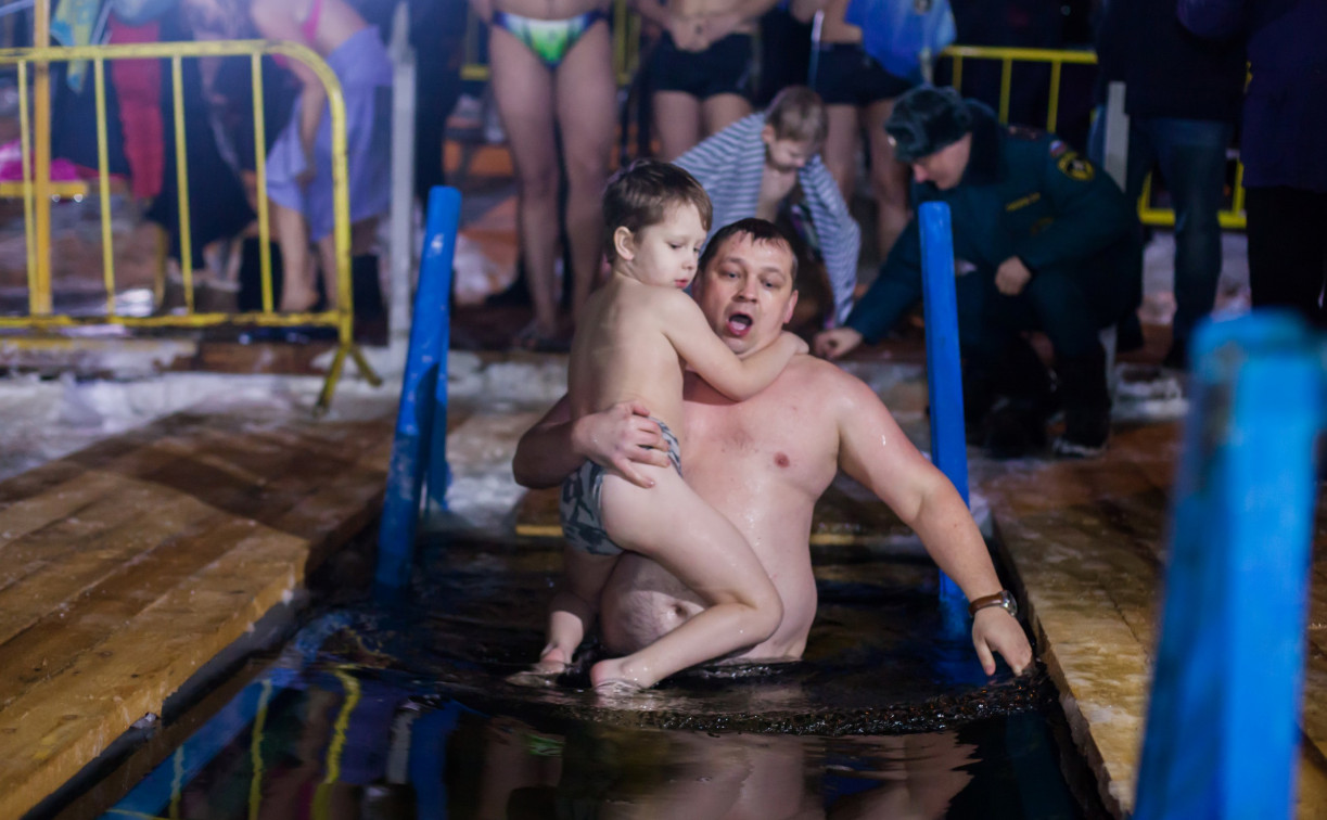 Крещенские купания: как подготовиться, можно ли купать в проруби детей и что об этом думает церковь