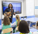 «Призвание — учить!»: поэт, музыкант Стас Море провел урок музыки и узнал, легко ли быть педагогом
