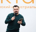 Озвучено по версии «Кураж-Бамбей»: Денис Колесников рассказал, как стал голосом крутых сериалов