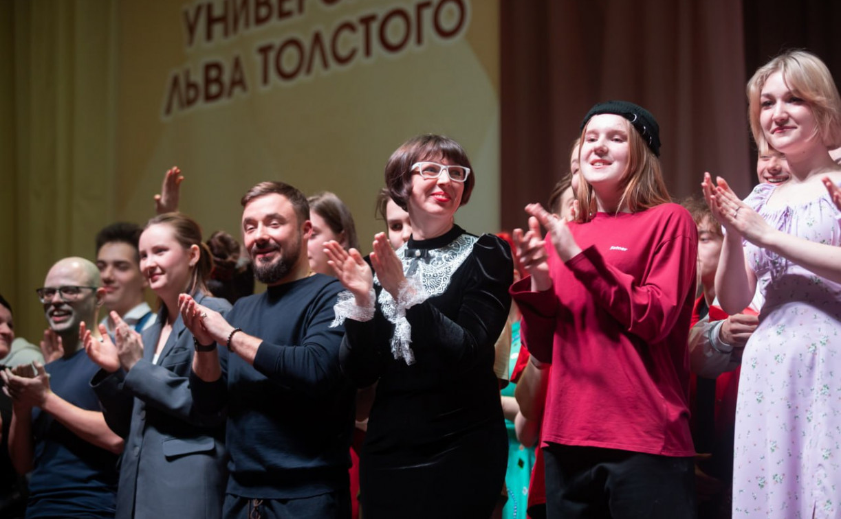 Именитое жюри, команды со всей страны и немного кринжа: кто попал в сезон Оружейной лиги КВН