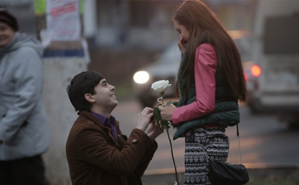 Необычное предложение руки и сердца в Туле: романтичное видео, цветы, саксофон – и она согласна!