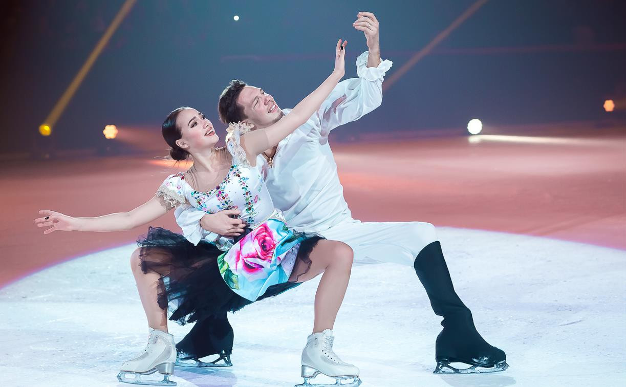 Олимпийские чемпионы Алина Загитова и Дмитрий Соловьев подарили тулякам сказку об аленьком цветочке